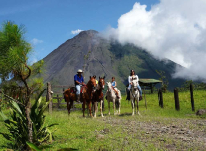 Paseo a caballo hacia el volcán Arenal