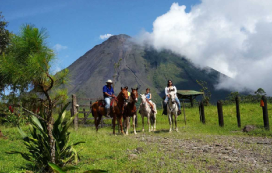 Paseo a caballo hacia el volcán Arenal